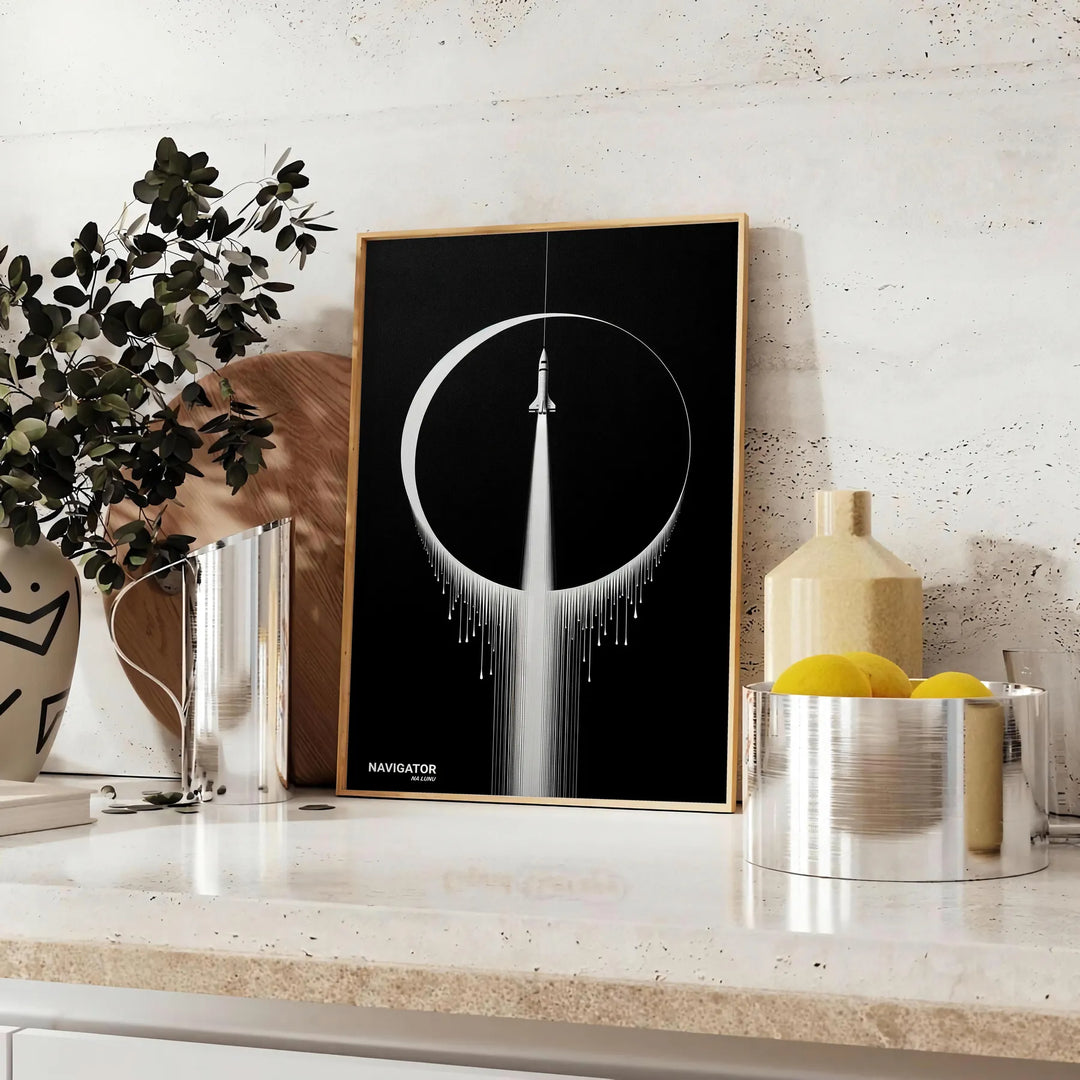 Ein elegantes schwarzes und graues Poster mit einer detaillierten Illustration einer Rakete vor einem kosmischen Hintergrund - auf einer Arbeitsplatte mit Eukalyptus und einer Schale Zitronen