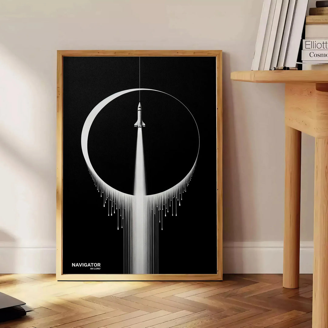 Ein elegantes schwarzes und graues Poster mit einer detaillierten Illustration einer Rakete vor einem kosmischen Hintergrund - neben einem runden Beistelltisch aus Holz mit Büchern