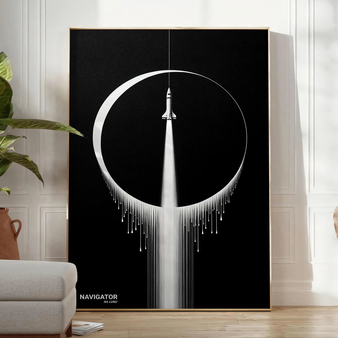 Ein elegantes schwarzes und graues Poster mit einer detaillierten Illustration einer Rakete vor einem kosmischen Hintergrund - in einem hellen minimalistischen Raum mit Pflanze und Sessel