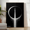 Ein elegantes schwarzes und graues Poster mit einer detaillierten Illustration einer Rakete vor einem kosmischen Hintergrund - in einem hellen minimalistischen Raum mit Pflanze und Sessel