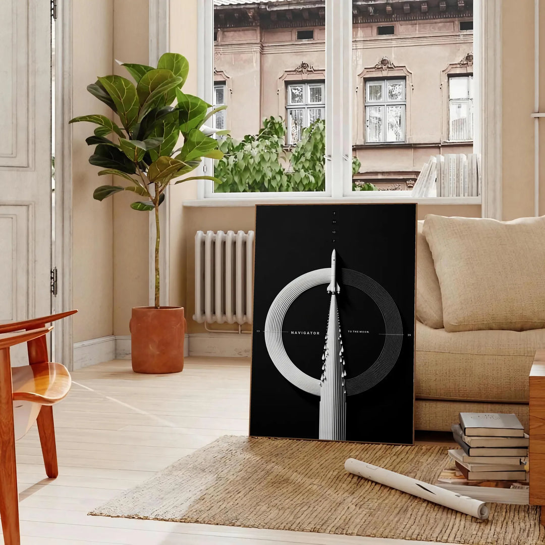 Uma ilustração preta e cinza de um foguete espacial contra um fundo estrelado - numa sala parisiense com sofá e um ficus