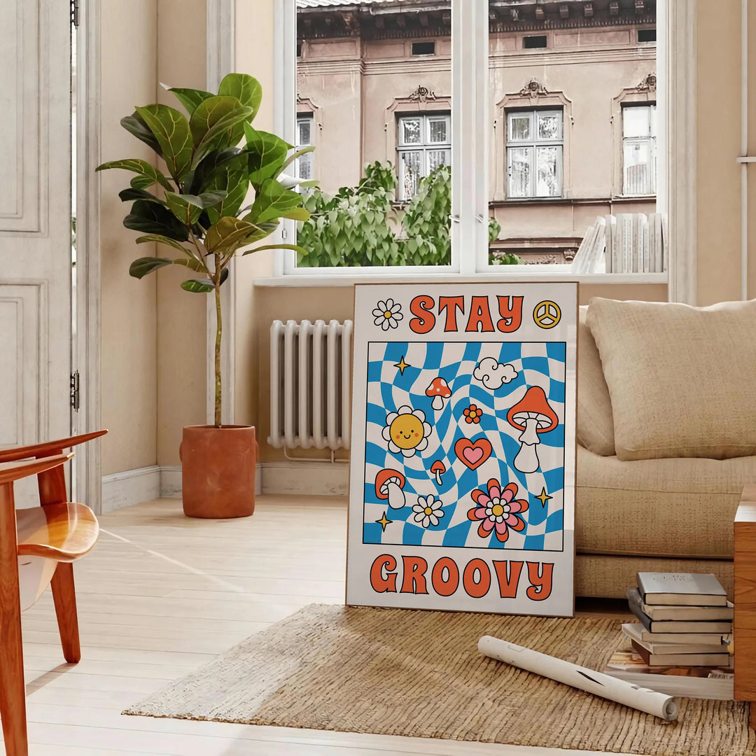 Pôster de estilo retrô com cores azul e laranja apresentando a frase 'Stay Groovy' - numa sala parisiense com sofá e um ficus