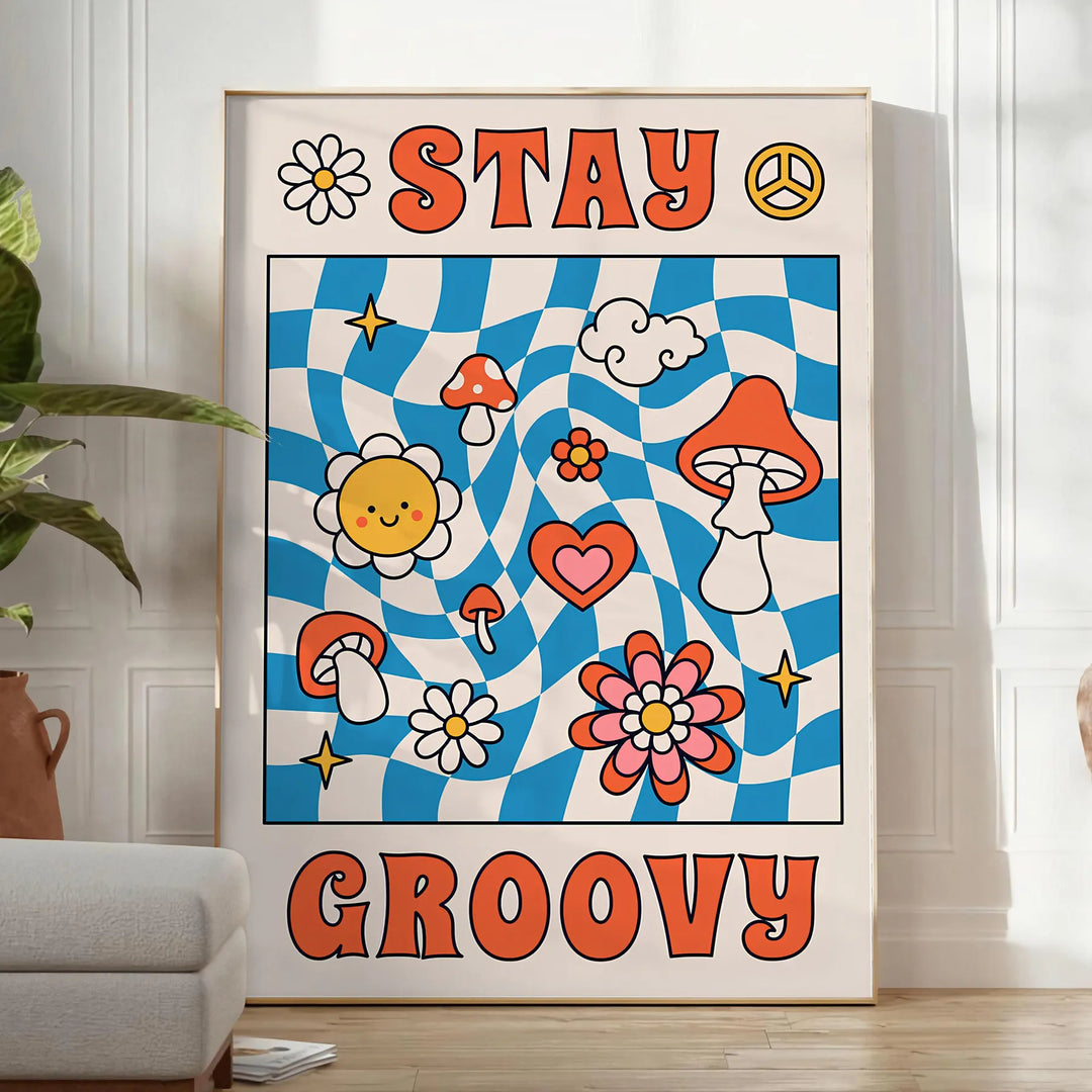Pôster de estilo retrô com cores azul e laranja apresentando a frase 'Stay Groovy' - num quarto luminoso e minimalista com planta e poltrona