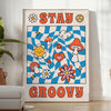 Pôster de estilo retrô com cores azul e laranja apresentando a frase 'Stay Groovy' - num quarto luminoso e minimalista com planta e poltrona