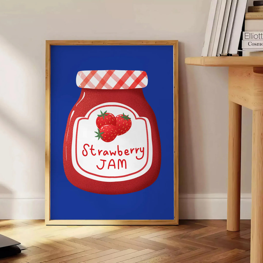Una scena di cucina con barattoli di marmellata di fragole in toni blu e marrone - accanto a un tavolino rotondo in legno con libri