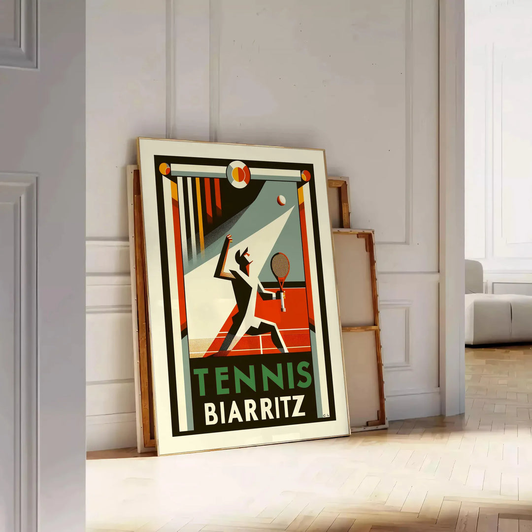 Ilustración de jugadores de tenis en acción con el fondo de Biarritz, Francia - apoyado en un suelo de espiga contra una pared de molduras