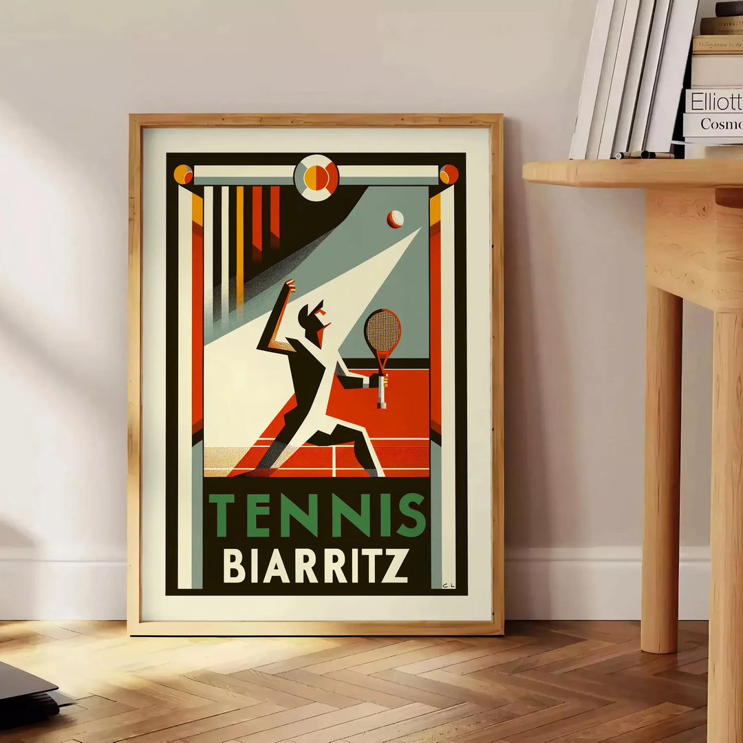 Ilustración de jugadores de tenis en acción con el fondo de Biarritz, Francia - junto a una mesa auxiliar redonda de madera con libros