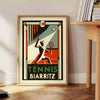 Ilustración de jugadores de tenis en acción con el fondo de Biarritz, Francia - junto a una mesa auxiliar redonda de madera con libros