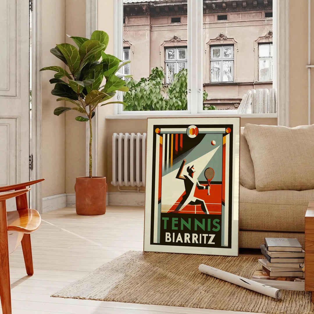 Ilustración de jugadores de tenis en acción con el fondo de Biarritz, Francia - en un salón parisino con sofá y un ficus