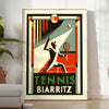 Ilustración de jugadores de tenis en acción con el fondo de Biarritz, Francia - en una habitación luminosa y minimalista con planta y sillón