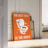 Affiche captivante art meilleur siège maison touches marron vert une ambiance naturelle chaleureuse cadeau exception cadre - posée sur un parquet à chevrons contre un mur à moulures