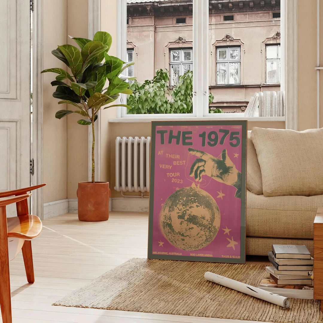Abstrakt design med gröna och grå nyanser som visar populära artelement - i ett parisiskt vardagsrum med soffa och en fikus