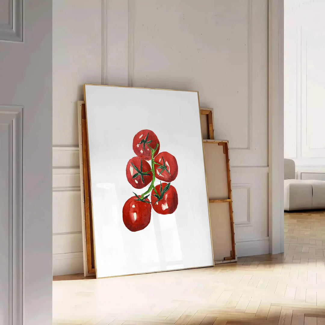 Illustration von reifen Tomaten auf einer Holzoberfläche mit erdigen Brauntönen und üppigem Grün - an eine weiße Paneelwand gelehnt auf Fischgrätparkett