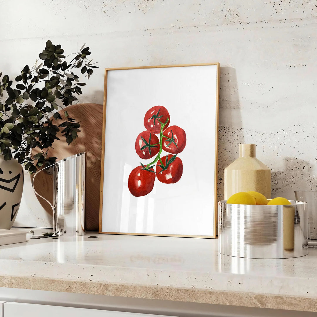 Illustration von reifen Tomaten auf einer Holzoberfläche mit erdigen Brauntönen und üppigem Grün - auf einer Arbeitsplatte mit Eukalyptus und einer Schale Zitronen