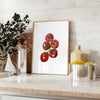 Illustration von reifen Tomaten auf einer Holzoberfläche mit erdigen Brauntönen und üppigem Grün - auf einer Arbeitsplatte mit Eukalyptus und einer Schale Zitronen