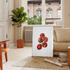 Illustration von reifen Tomaten auf einer Holzoberfläche mit erdigen Brauntönen und üppigem Grün - in einem Pariser Wohnzimmer mit Sofa und einer Geigenfeige