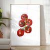 Illustration von reifen Tomaten auf einer Holzoberfläche mit erdigen Brauntönen und üppigem Grün - in einem hellen minimalistischen Raum mit Pflanze und Sessel