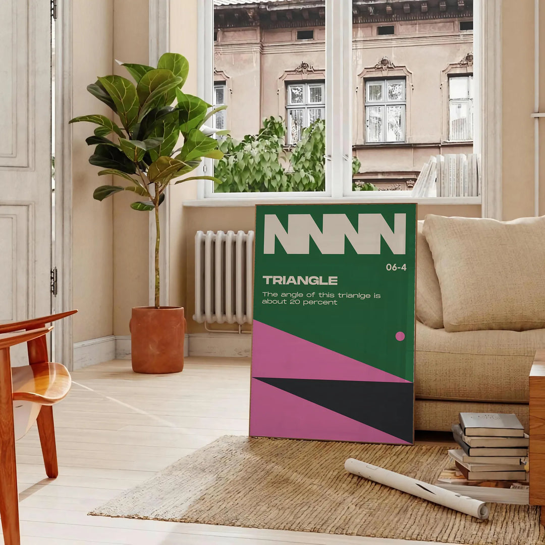 Formas triangulares abstratas em tons de marrom e verde - numa sala parisiense com sofá e um ficus