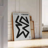 Composição abstrata com formas pretas e azuis representando uma utopia moderna - encostado num chão de espinha contra uma parede de painéis