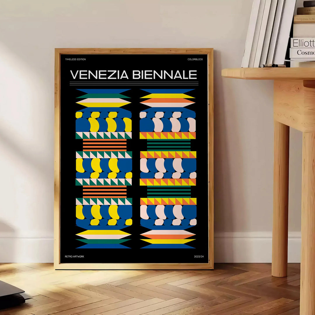 Póster de arte moderno con colores negros y amarillos audaces inspirado en la Bienal de Venecia - junto a una mesa auxiliar redonda de madera con libros