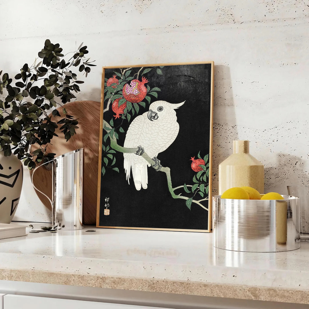 En vintage-inspirerad illustration av en fågel i orange och svarta nyanser - på en bänk med eukalyptus och en skål citroner