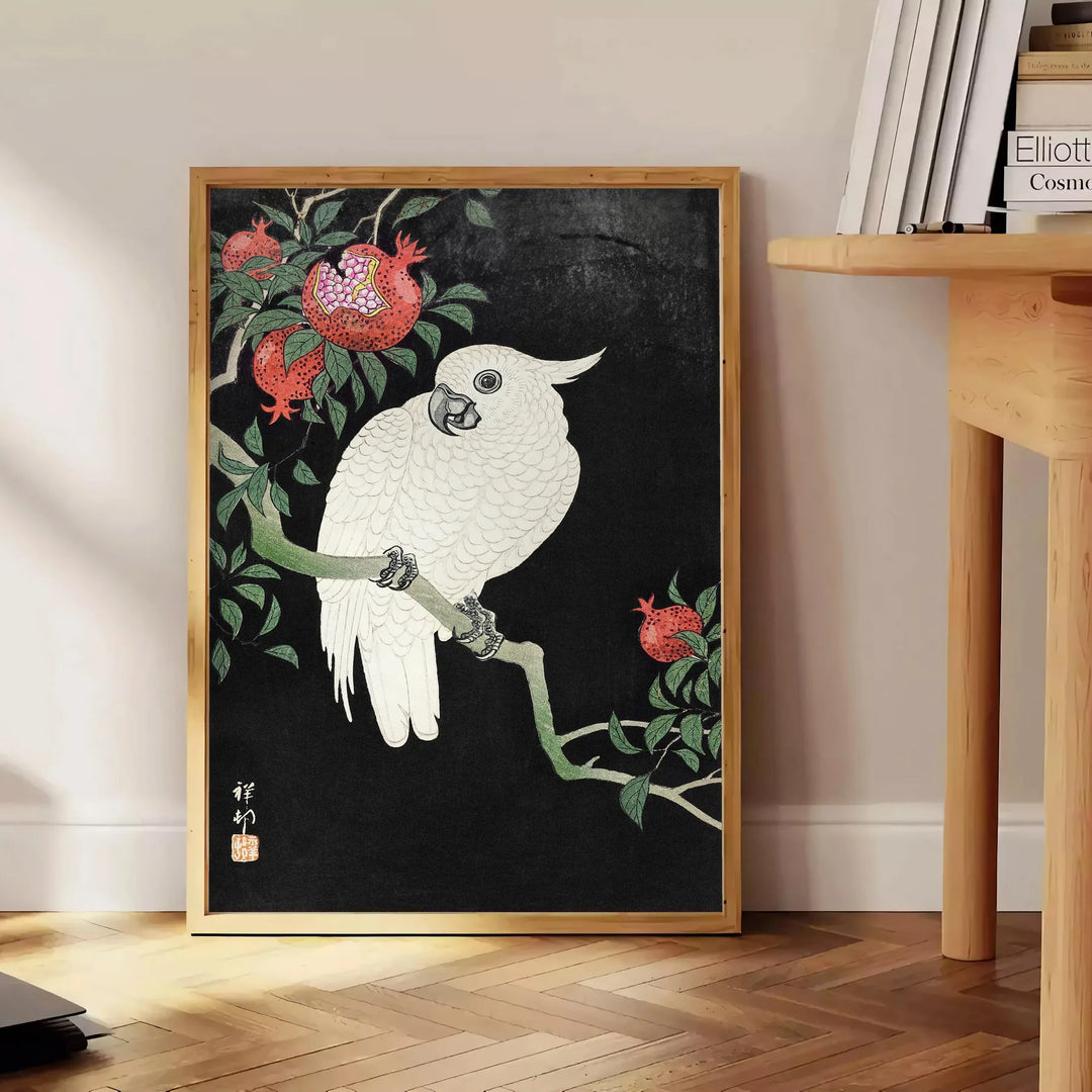 En vintage-inspirerad illustration av en fågel i orange och svarta nyanser - bredvid ett runt sidobord i trä med böcker