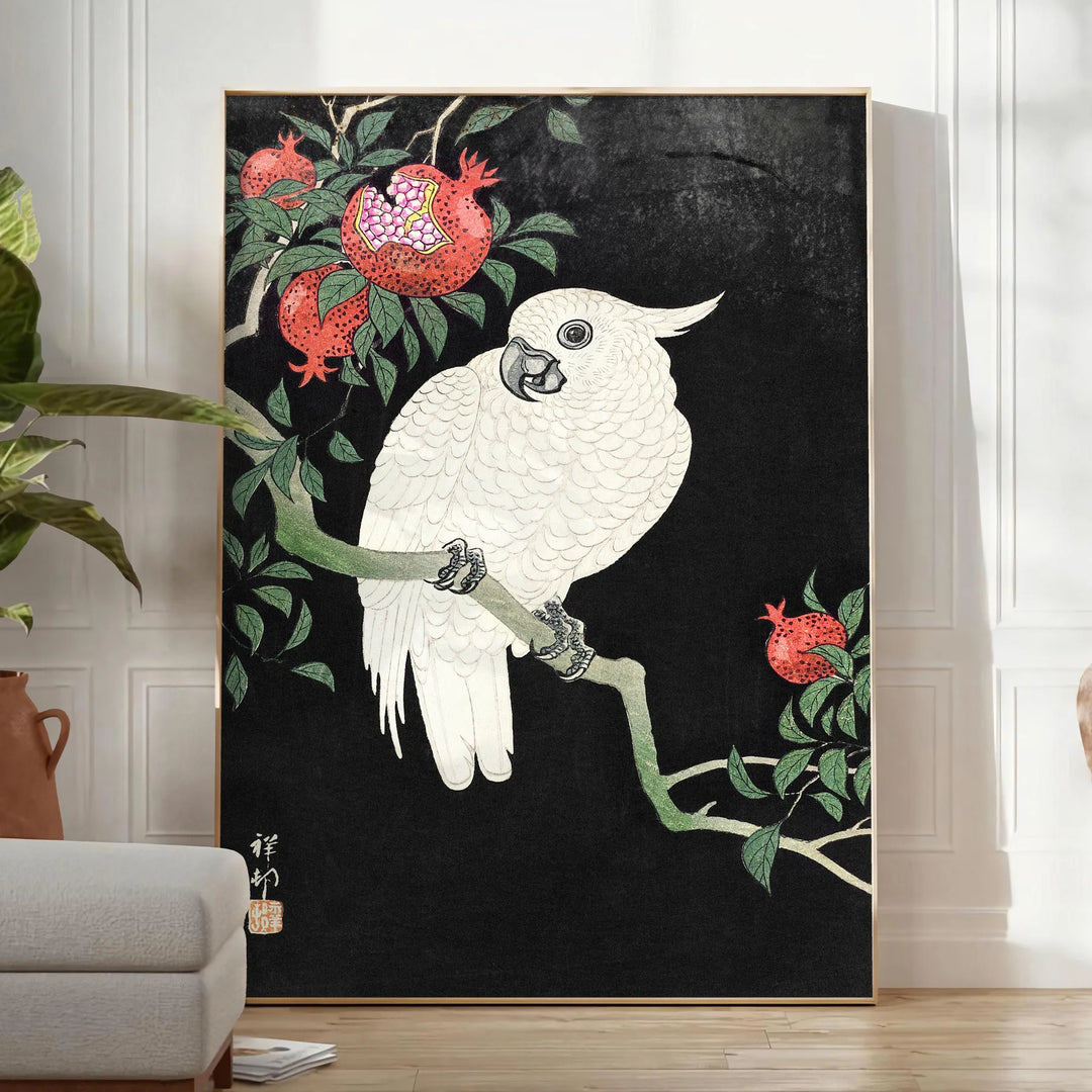 En vintage-inspirerad illustration av en fågel i orange och svarta nyanser - i ett ljust minimalistiskt rum med växt och fåtölj