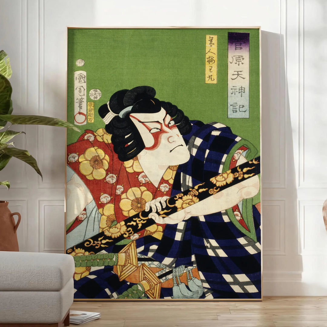 Vintage japansk konsttryck med jordnära bruna och gröna nyanser - i ett ljust minimalistiskt rum med växt och fåtölj