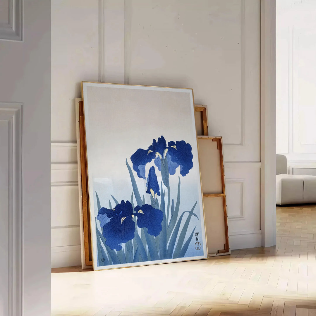 Vintage japanische Kunstdruck mit beruhigenden Blau- und Grautönen - an eine weiße Paneelwand gelehnt auf Fischgrätparkett