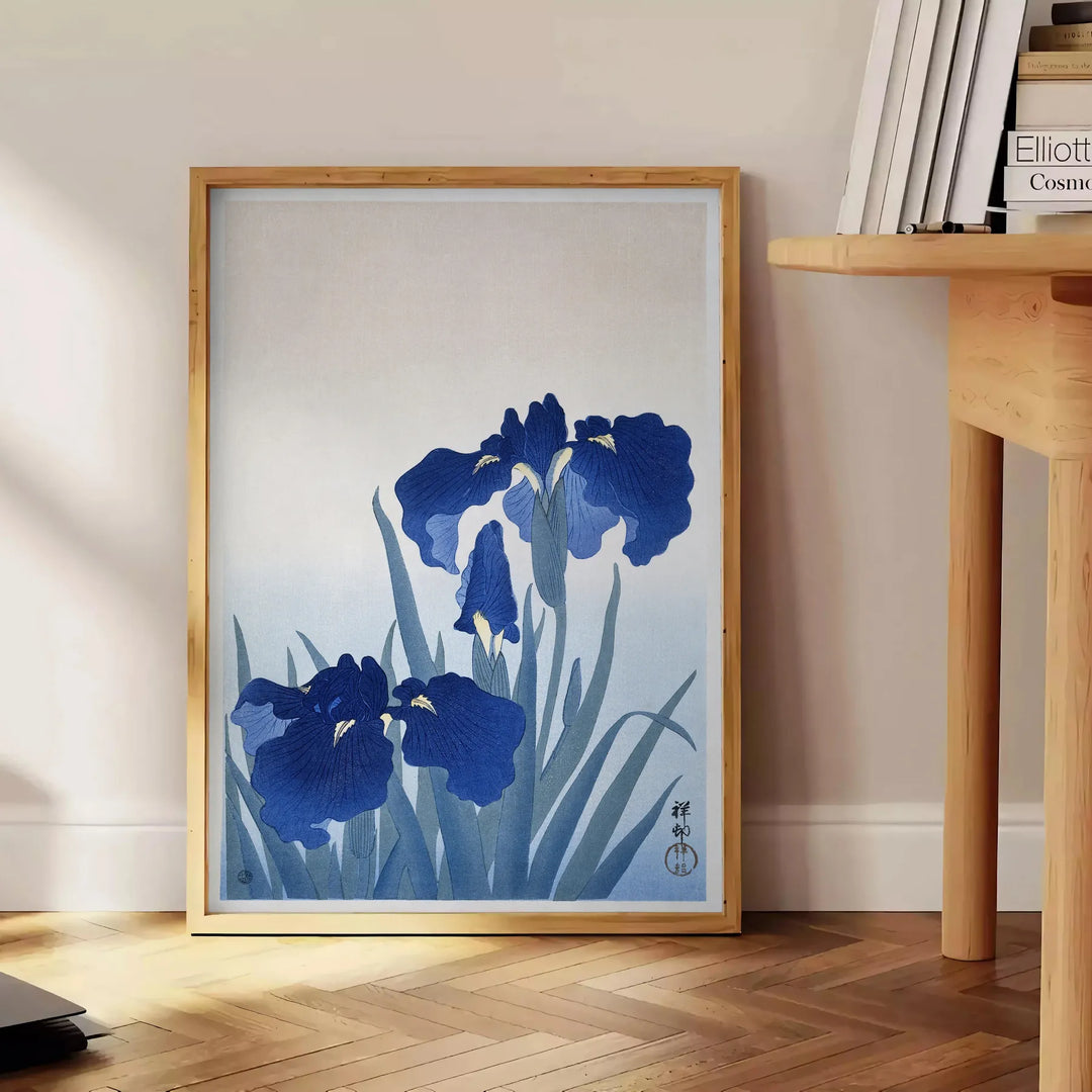 Vintage japanische Kunstdruck mit beruhigenden Blau- und Grautönen - neben einem runden Beistelltisch aus Holz mit Büchern