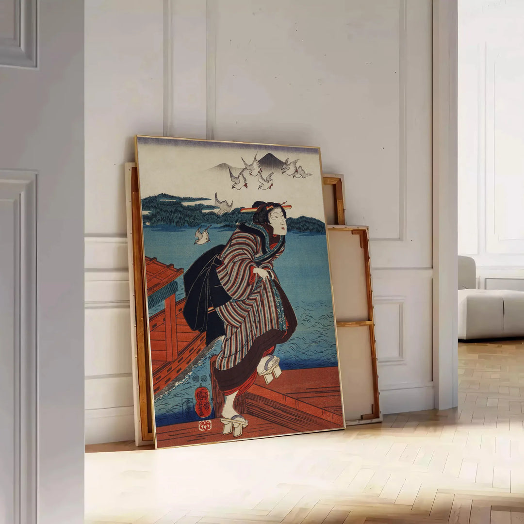 En vintage japansk konsttryck med traditionella motiv i dämpade färger - lutad mot en panelvägg på fiskbensgolv
