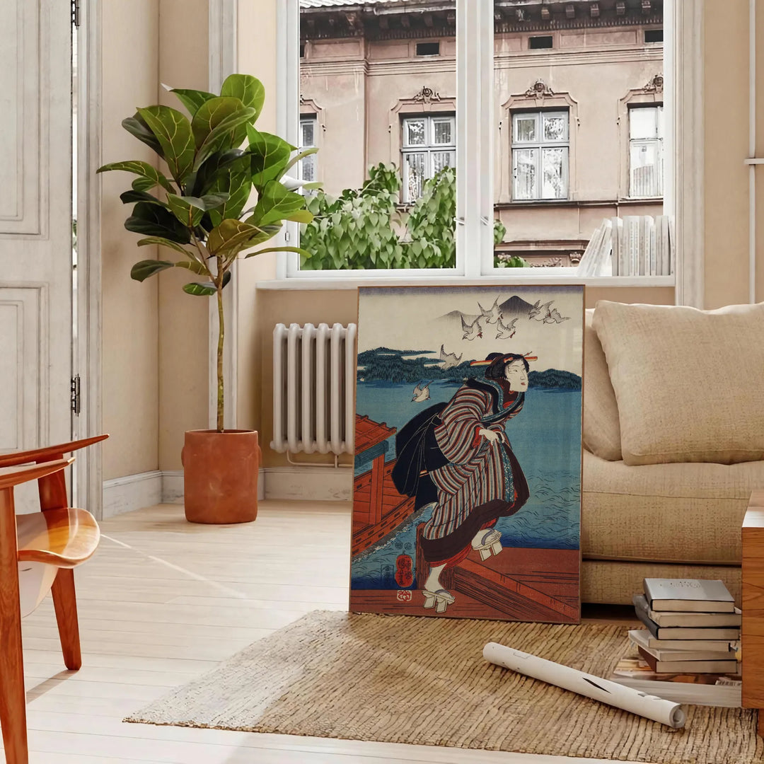 En vintage japansk konsttryck med traditionella motiv i dämpade färger - i ett parisiskt vardagsrum med soffa och en fikus