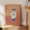 Vintage japanisches Poster mit abstrakten Designs in Blau- und Grüntönen - neben einem runden Beistelltisch aus Holz mit Büchern