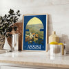 Affiche vintage d'Assise montrant la ville perchée en vert et bleu - sur un plan de travail avec eucalyptus et coupe de citrons