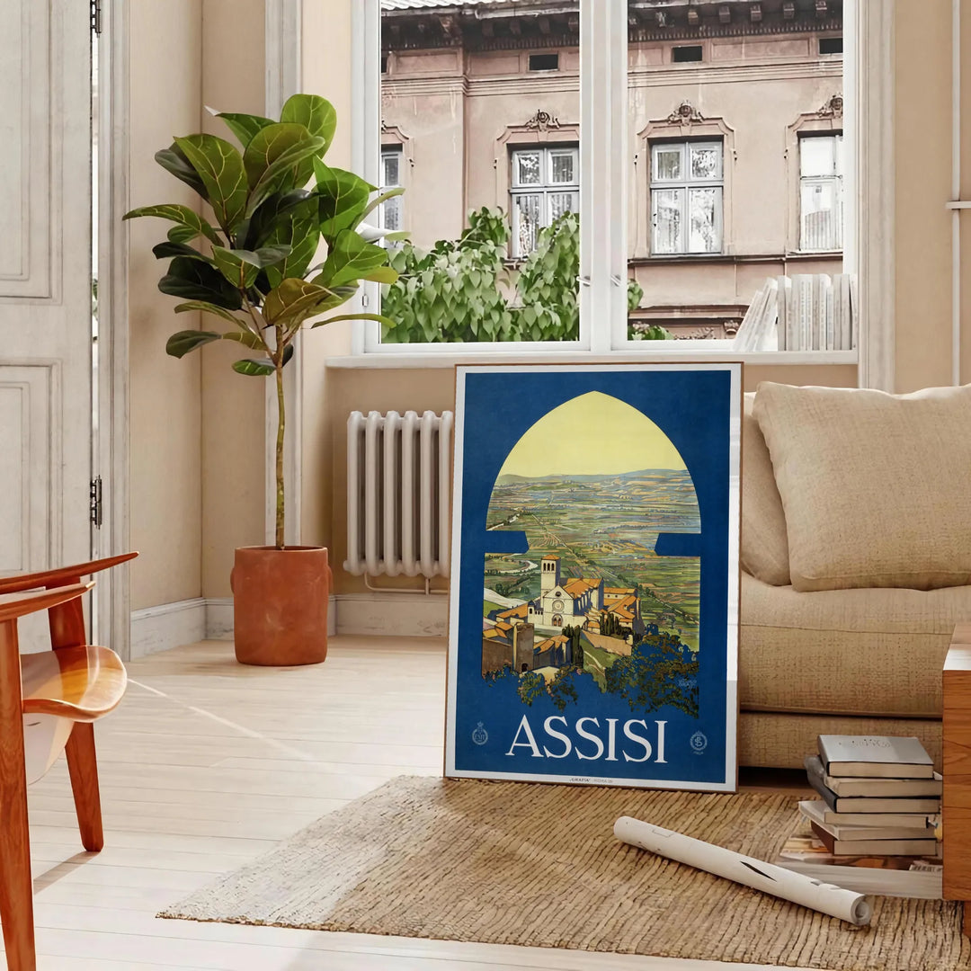 Affiche vintage d'Assise montrant la ville perchée en vert et bleu - dans un salon parisien avec canapé et ficus