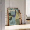 Affiche de voyage vintage de Fort Marion avec des tons verts et gris - posée sur un parquet à chevrons contre un mur à moulures