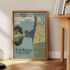 Affiche de voyage vintage de Fort Marion avec des tons verts et gris - à côté d'une table d'appoint ronde en bois avec des livres