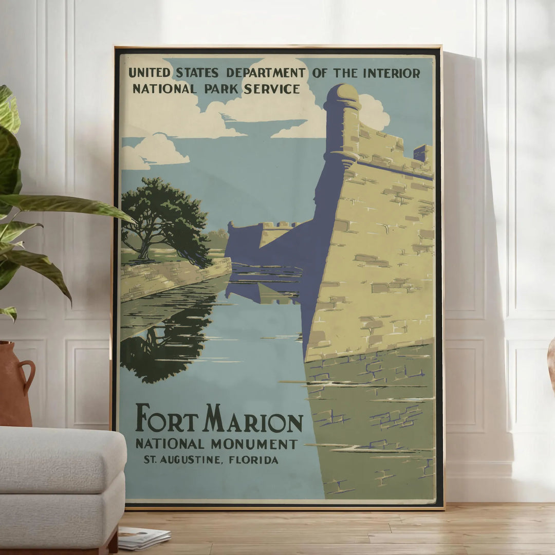 Affiche de voyage vintage de Fort Marion avec des tons verts et gris - dans une pièce lumineuse épurée avec plante et fauteuil
