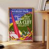 Vintage Reiseposter mit Sea Cliff in grünen und orangefarbenen Tönen - neben einem runden Beistelltisch aus Holz mit Büchern