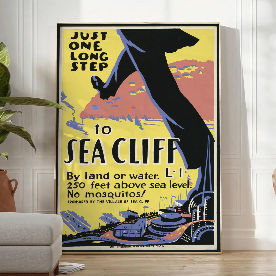 Vintage Reiseposter mit Sea Cliff in einer grünen und schwarzen Farbpalette - in einem hellen minimalistischen Raum mit Pflanze und Sessel