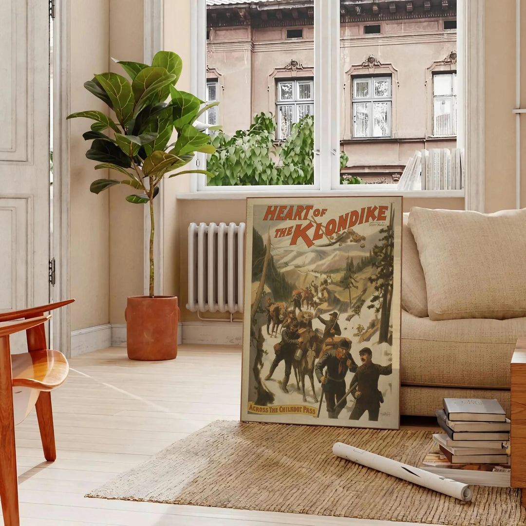 cœur Klondike affiche vintage nuances vert marron murs un cadeau unique disponible cm A0 - dans un salon parisien avec canapé et ficus