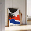 Composition abstraite en niveaux de gris par Jose Guerrero avec des accents bleus - posée sur un parquet à chevrons contre un mur à moulures