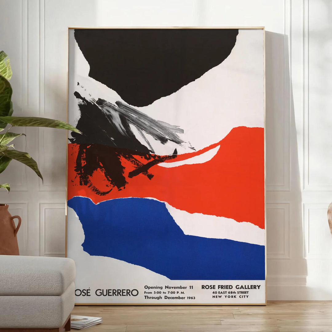 Composition abstraite en niveaux de gris par Jose Guerrero avec des accents bleus - dans une pièce lumineuse épurée avec plante et fauteuil