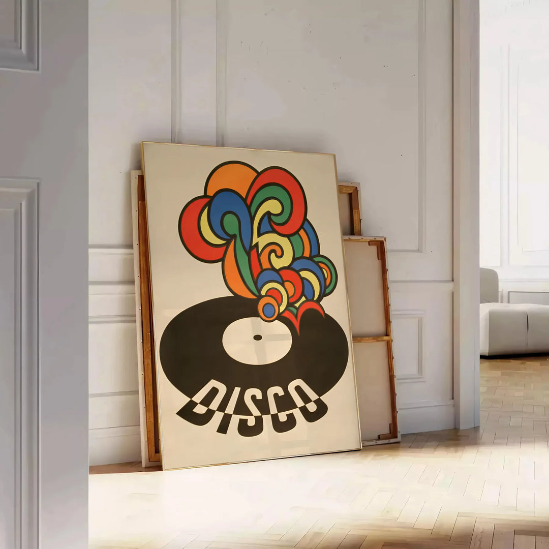 Design retrô colorido com discos de vinil e formas abstratas - encostado num chão de espinha contra uma parede de painéis