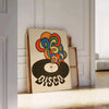 Design retrô colorido com discos de vinil e formas abstratas - encostado num chão de espinha contra uma parede de painéis