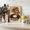 Design retrô colorido com discos de vinil e formas abstratas - sobre uma bancada com eucalipto e uma taça de limões