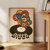 Design retrô colorido com discos de vinil e formas abstratas - ao lado de uma mesa de apoio redonda em madeira com livros