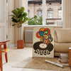 Design retrô colorido com discos de vinil e formas abstratas - numa sala parisiense com sofá e um ficus