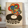 Design retrô colorido com discos de vinil e formas abstratas - num quarto luminoso e minimalista com planta e poltrona