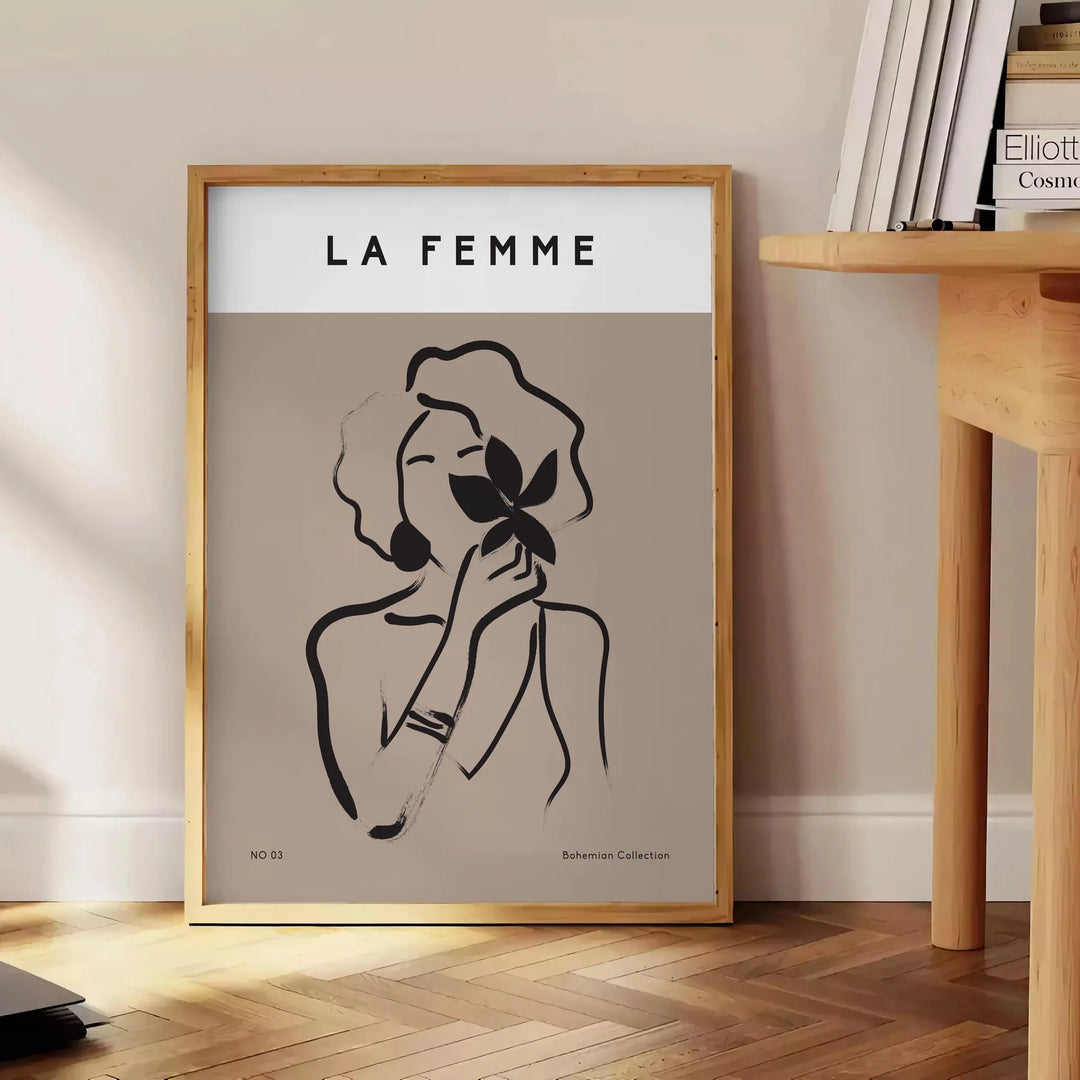 Una mujer de estilo bohemio rodeada de formas abstractas en verde y negro - junto a una mesa auxiliar redonda de madera con libros